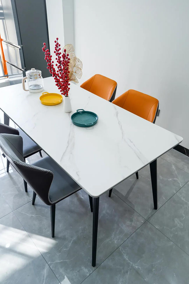 105㎡三居室，用冷暖色調碰撞出年輕人有趣的簡約生活。